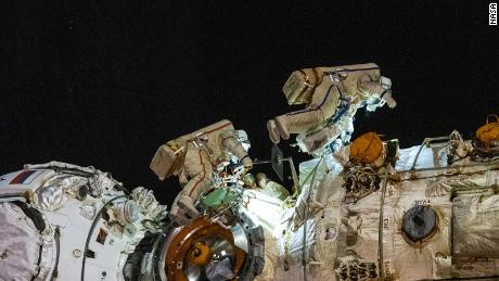 Russische astronauten om de nieuwe robotarm van het ruimtestation te activeren