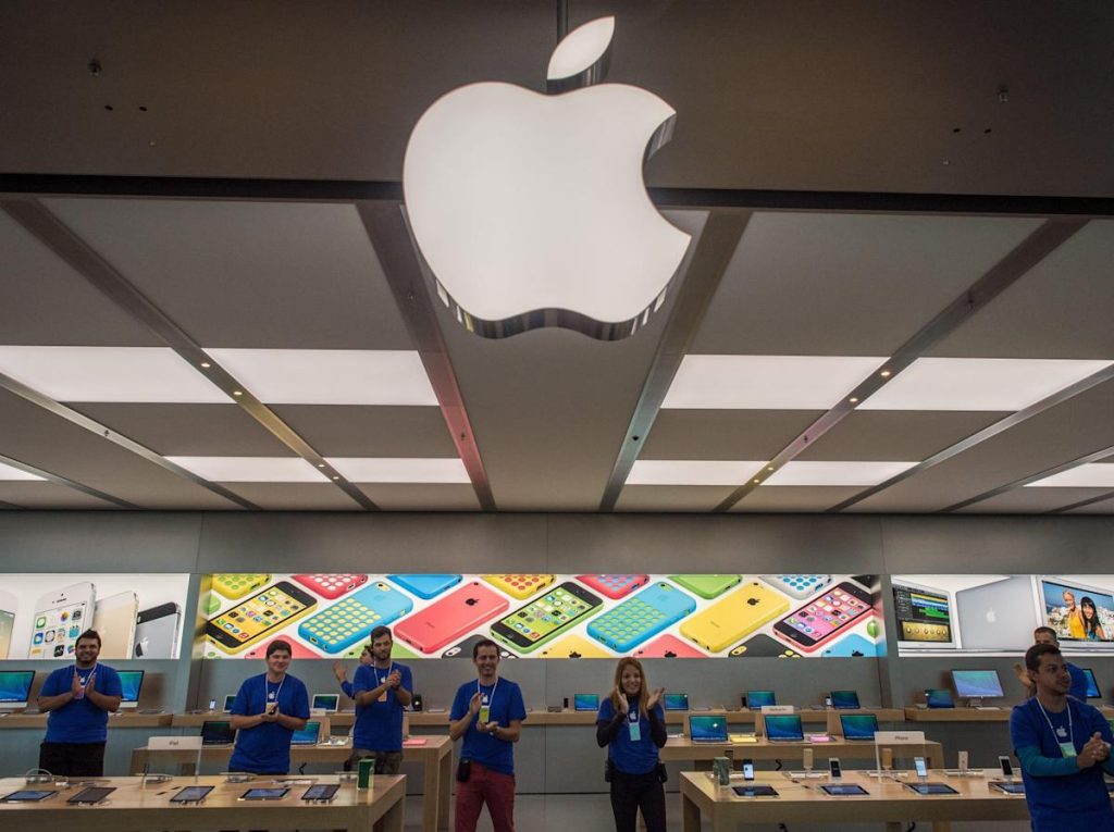 Apple moet een man meer dan $ 1.000 betalen voor het niet bijvoegen van een stroomadapter bij zijn nieuwe iPhone, oordeelt de rechter