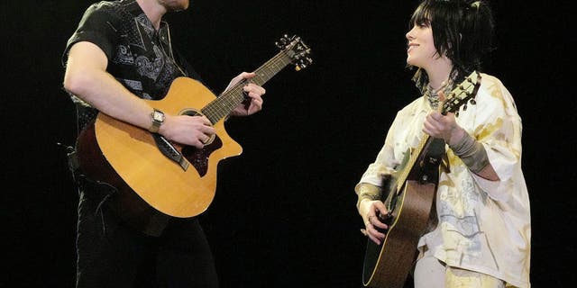 Finneas en Billie Eilish treden op op het podium van het Coachella Theatre tijdens het Coachella Valley Music and Arts Festival 2022 in april.