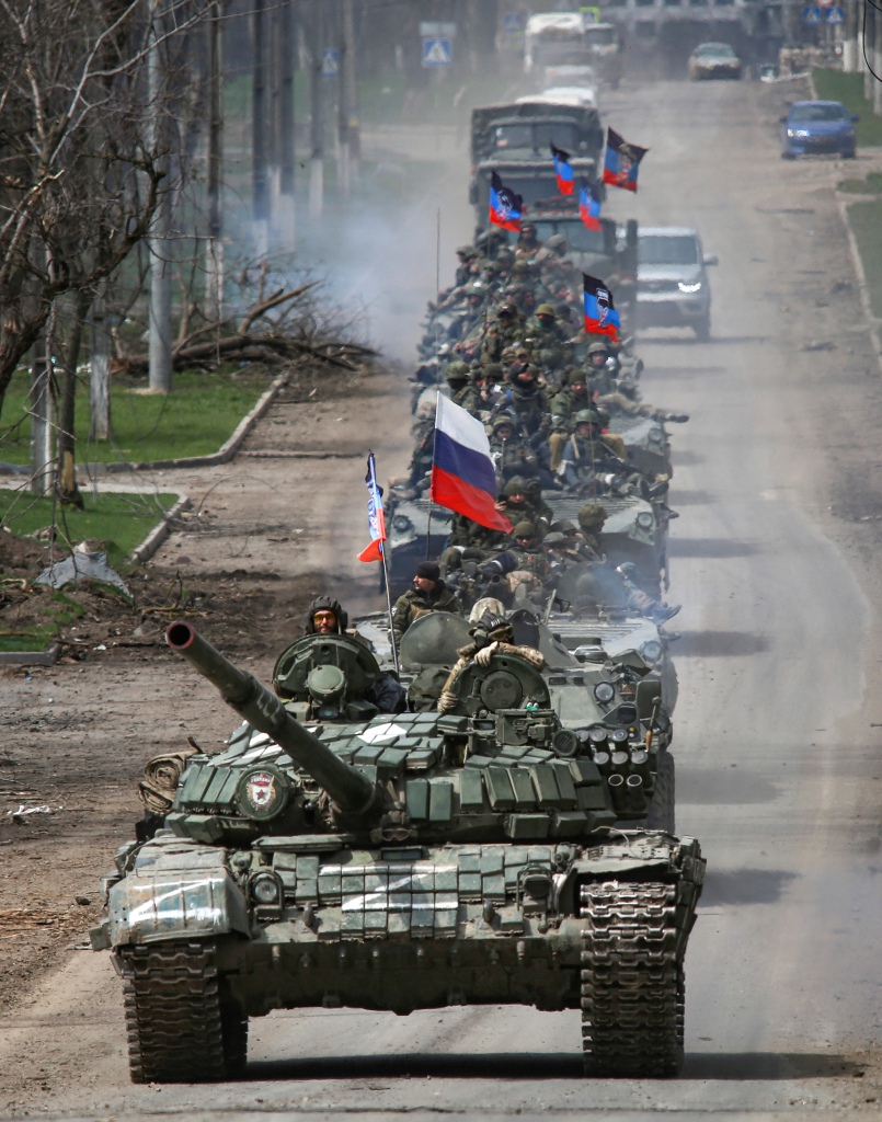 Een gepantserd konvooi van pro-Russische troepen trekt langs een weg tijdens het conflict tussen Oekraïne en Rusland in de zuidelijke havenstad Mariupol.