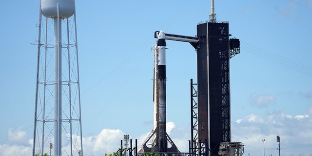 Een SpaceX Falcon-raket bevindt zich op Launch Complex 39A op dinsdag 26 april 2022 in het Kennedy Space Center in Cape Canaveral, Florida. 