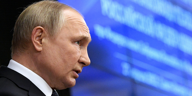 De Russische president Vladimir Poetin houdt op woensdag 27 april een toespraak tijdens een vergadering van de Raad van Wetgevers van de Russische Federale Vergadering in het Taurisch Paleis in St. Petersburg, Rusland.