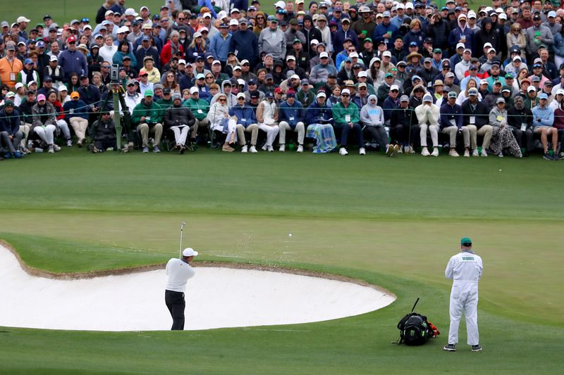 Tiger Woods slaat toe vanuit een bunker in de tweede green tijdens de derde ronde van het Masters Tournament op Augusta National Golf Club op zaterdag 9 april 2022 in Augusta.  (Curtis Compton / Curtis.Compton@ajc.com)