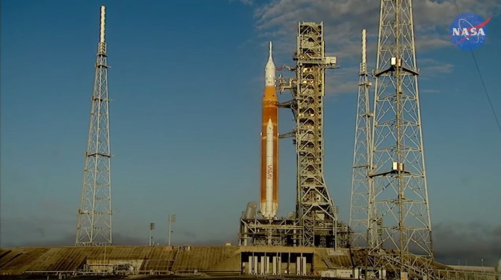 Bliksem treft NASA's Artemis 1-raketlanceerplatform tijdens testen