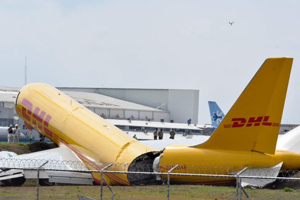 DHL-vrachtvliegtuig stort in tweeën tijdens het maken van een noodlanding op de luchthaven van Costa Rica