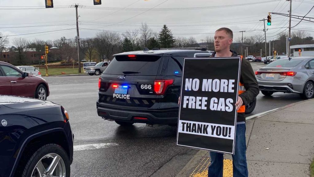 Duizenden liters gas worden gratis weggegeven bij Norwood Gas Station