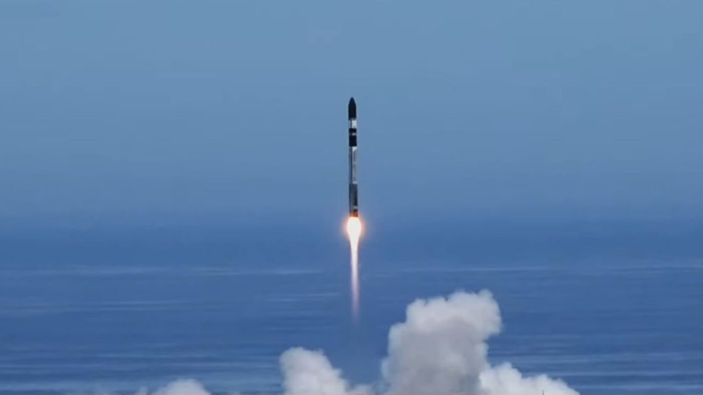 Kijk hoe Rocket Lab vandaag 2 BlackSky-satellieten in een baan om de aarde lanceert