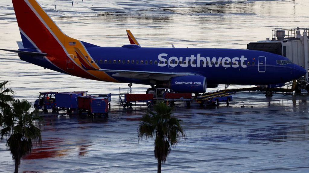 Luchtvaartmaatschappijen hebben dit weekend honderden vluchten geannuleerd toen stormen door Florida raasden