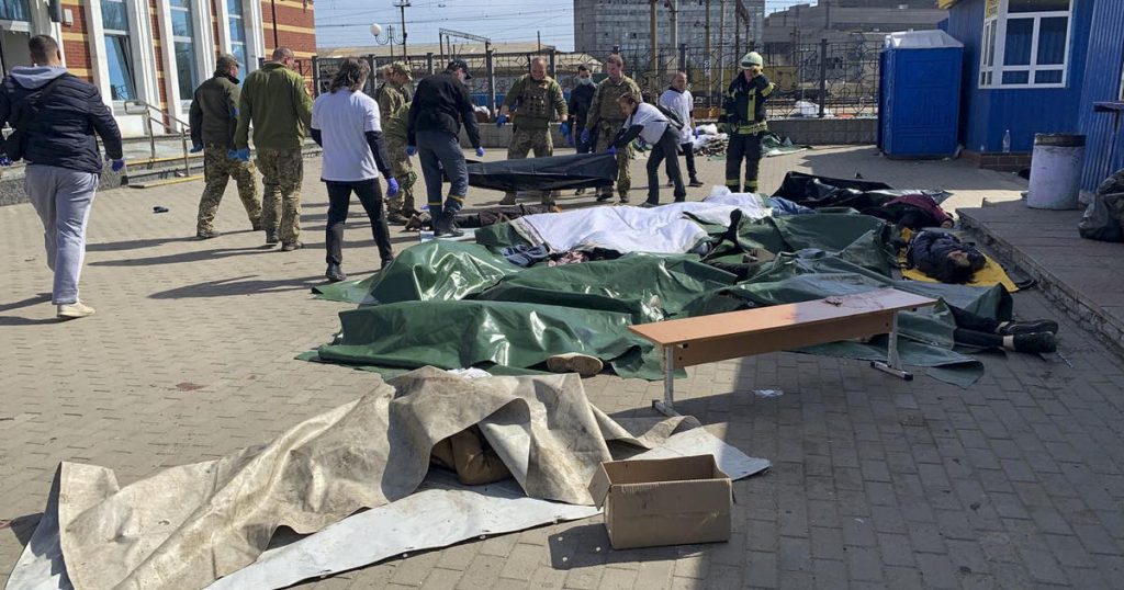 Oekraïne zegt dat ten minste 52 mensen zijn omgekomen bij een Russische raketaanval op het treinstation van Kramatorsk