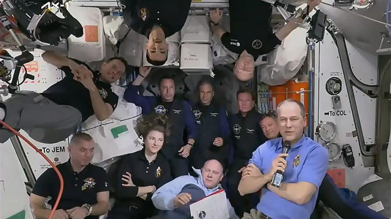 Ax-1-astronauten komen het station binnen