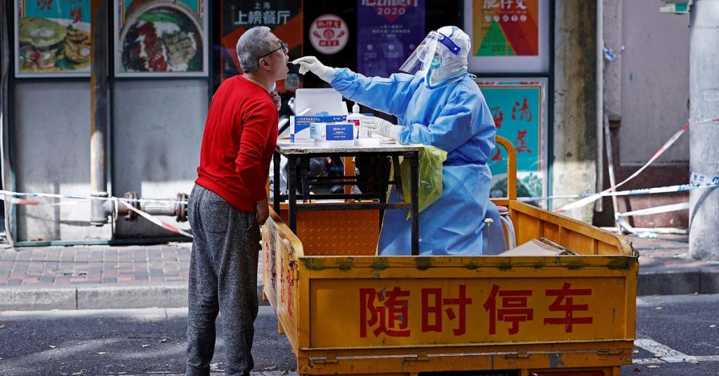 Woede neemt toe onder opgesloten inwoners van Shanghai naarmate de stad meer COVID-sterfgevallen meldt