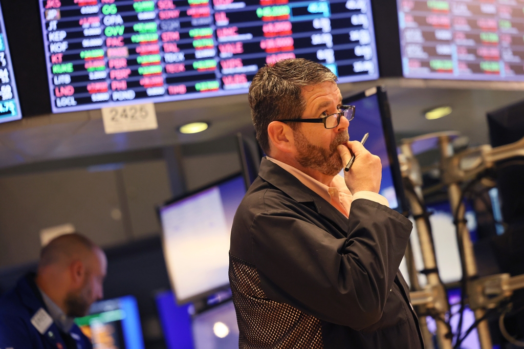 Een bezorgde handelaar op de New York Stock Exchange