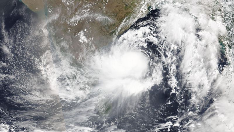 Tropische cycloon Asani bedreigt Oost-India terwijl een nieuwe meedogenloze hittegolf zich voortzet in het land