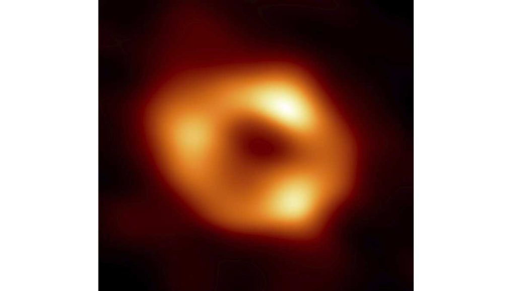 Astronomen, waaronder onderzoekers van de universiteit van Harvard, hebben de eerste opname gemaakt van het superzware zwarte gat van de Melkweg.