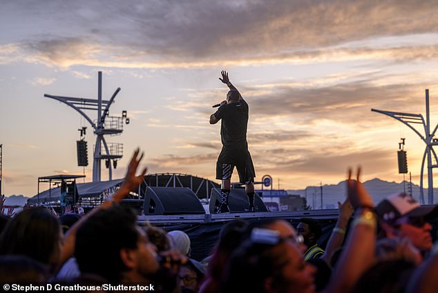 Ja Rule trad op bij zonsondergang op het Lovers and Friends Music Festival op de Las Vegas Festival Grounds, uren voordat hij naar de uitgangen begon te rennen