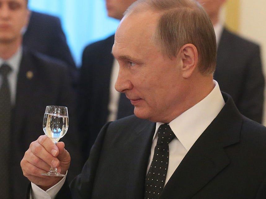 Een voormalig adviseur van Trump over Rusland merkte op dat Poetin vreemd rook en niet at of dronk tijdens het avondeten