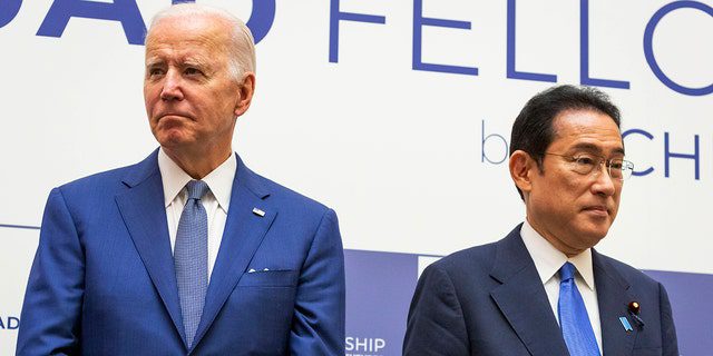 De Amerikaanse president Joe Biden, links, en de Japanse premier Fumio Kishida wonen op dinsdag 24 mei 2022 de oprichtingsceremonie van de Japan-US-Australian-India Fellowship in Tokio bij.