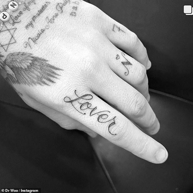 Nieuwe tatoeages: de zoon van David en Victoria Beckham liet in december nog een tatoeage zetten en koos ervoor om inkt op zijn wijsvinger te zetten 