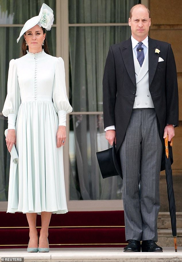 De 40-jarige hertogin organiseerde het tuinfeest samen met haar echtgenoot prins William, 39, en het paar kwam op voor de koningin