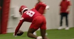 Kijk: Justin Ross maakt indruk op zijn NFL-teamgenoten Patrick Mahomes en Travis Kelsey