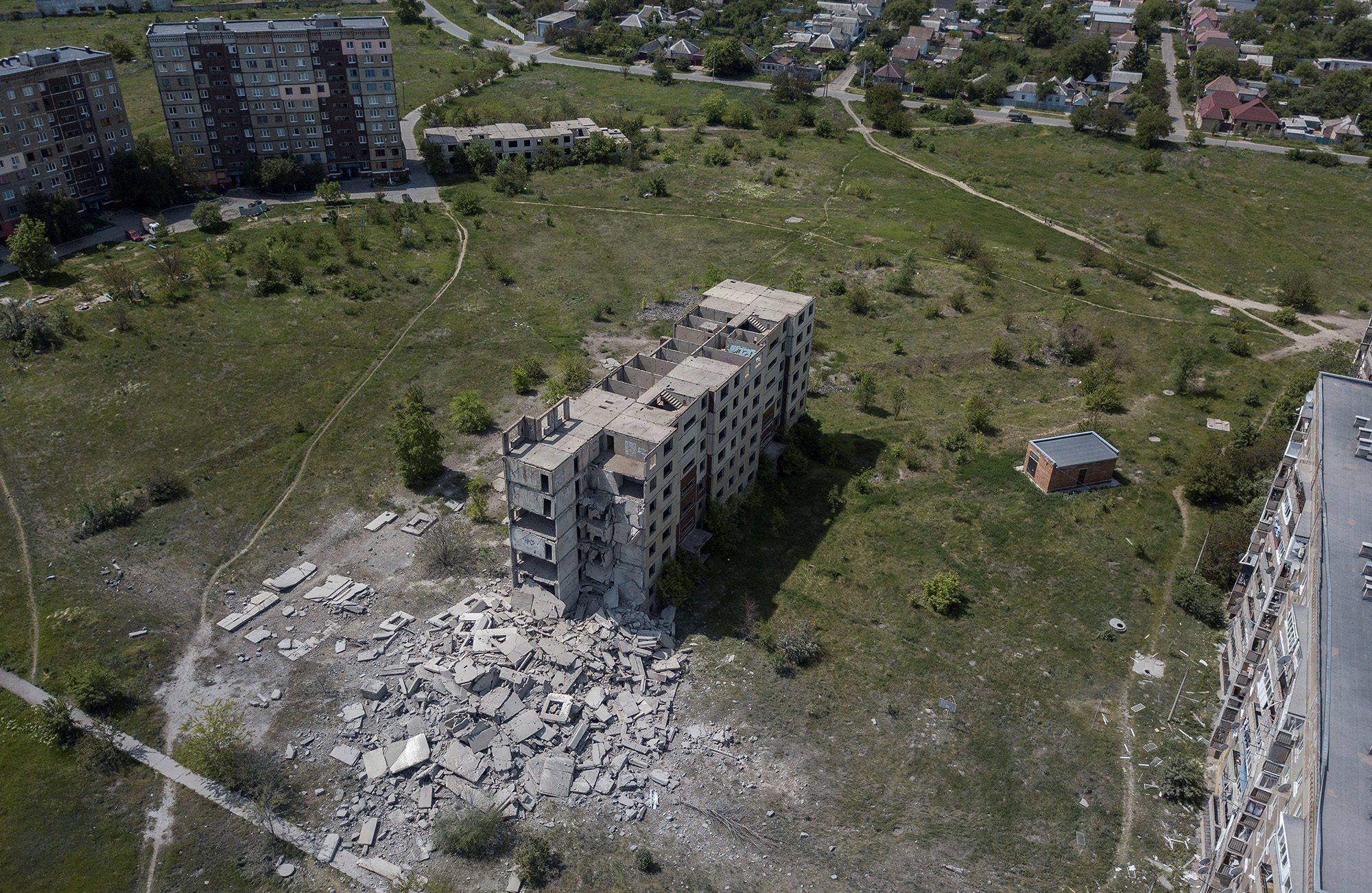 Een gebouw beschadigd bij een raketaanval in de stad Kramatorsk, regio Donetsk, Oekraïne, op 26 mei.