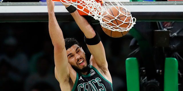 Jason Tatum van Boston Celtics dunkt tegen Miami Heat tijdens de eerste helft van Game 6 van de NBA Playoffs Finals op vrijdag 27 mei 2022 in Boston.  (Foto door Associated Press/Michael Dwyer)