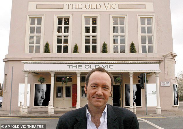 Kevin Spacey buiten The Old Vic in Londen, waar hij 11 jaar als artistiek directeur diende.  De vermeende seksuele aanvallen zouden in deze periode hebben plaatsgevonden