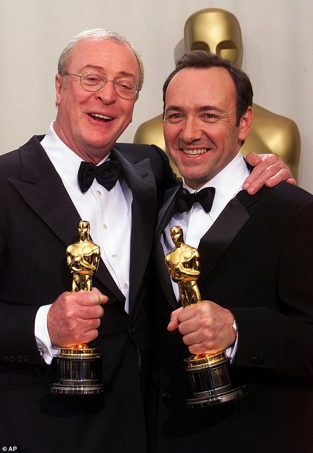 Kevin Spacey heeft zijn Oscar voor Beste Acteur gewonnen tijdens de 72e Academy Awards voor zijn rol in American Beauty.  Stand met Michael Caine, die de beste mannelijke bijrol won