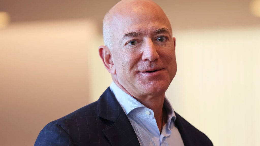 Amazon's Bezos bekritiseert de toezichthouder van Biden en zegt dat inflatie de armen pijn doet
