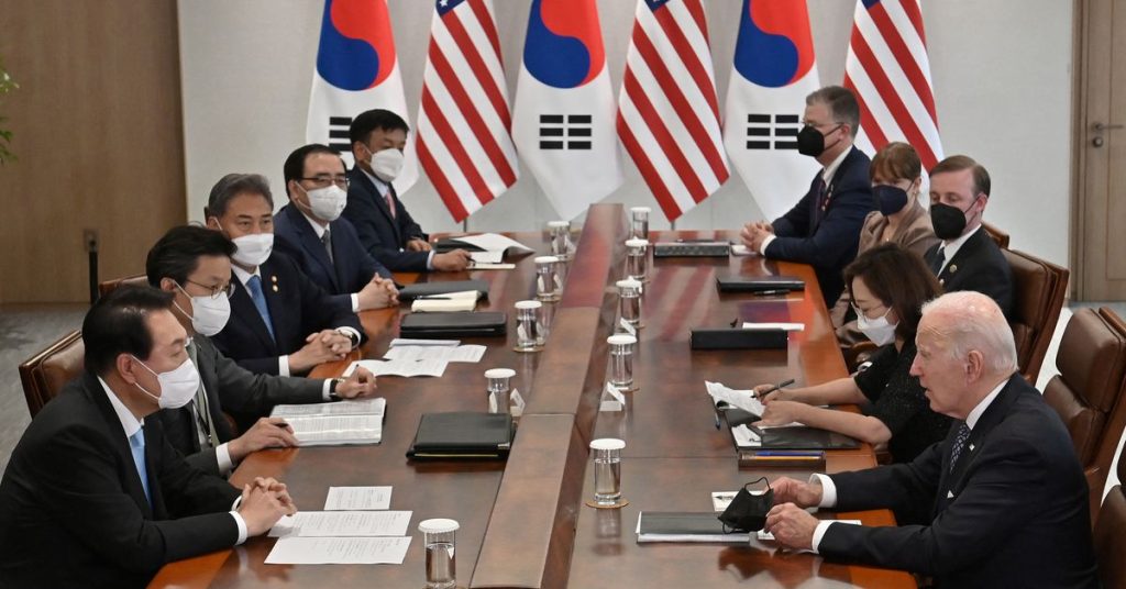 Biden, Zuid-Koreaan Yoon zwoer Noord-Korea af te schrikken, maar bood aan om het Corona-virus te helpen