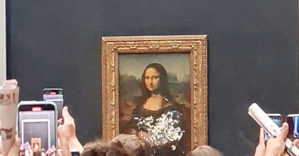 De Mona Lisa bleef ongedeerd maar besmeurd met room in een klimaatproteststunt