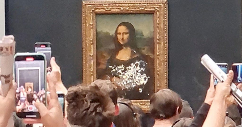 De Mona Lisa smeert een taart in een schijnbaar klimaatprotest in het Louvre