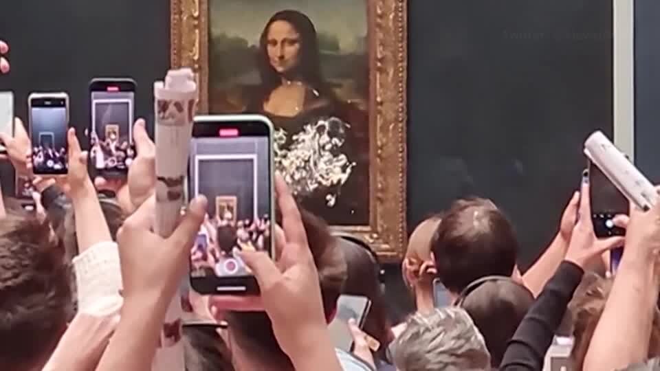 De Mona Lisa werd ingesmeerd met room door een man in vermomming