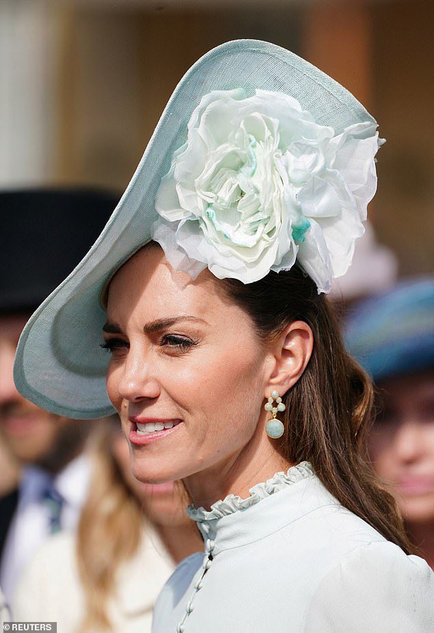 Kate Middleton werd gisteren afgebeeld met een paar aquamarijn oorbellen van £ 140 op een tuinfeest in Buckingham Palace (foto)