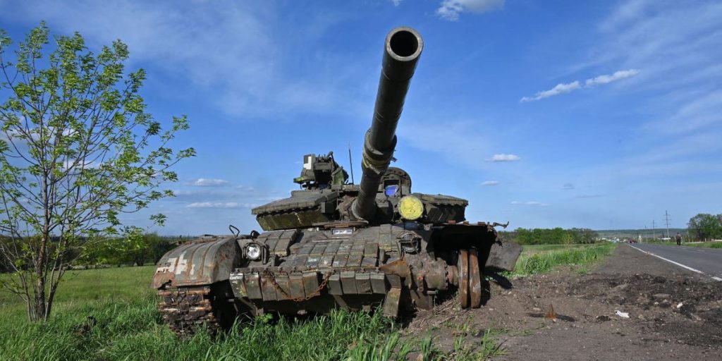 Oekraïense vrijwillige strijders gebruiken een tank genaamd "Rabbit" tegen Russische troepen