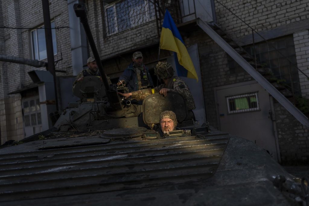 Oekraïne en Rusland vechten in het oosten terwijl Zelensky het front bezoekt
