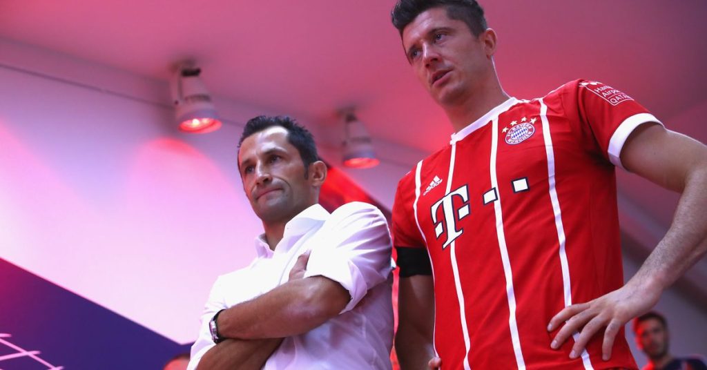 Robert Lewandowski en Hasan Salihamidzic van Bayern München hebben verschillende verklaringen over het vermeende voorstel van de club