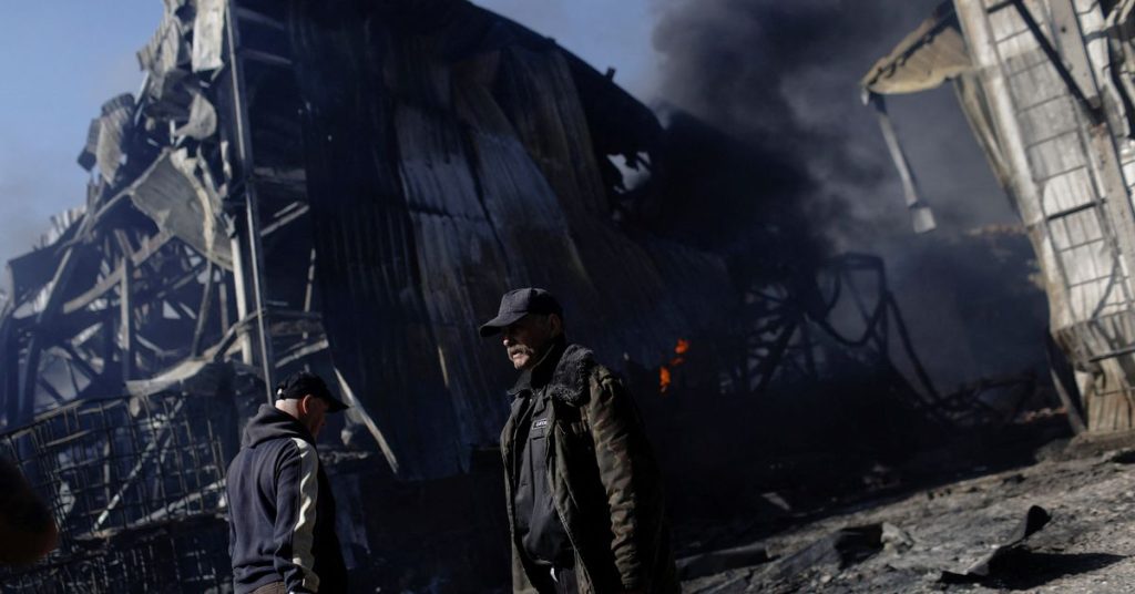 Rusland valt Oost- en Zuid-Oekraïne aan;  Burgers geëvacueerd uit de Mariupol-fabriek