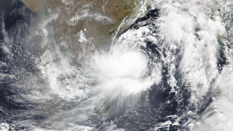 De tropische cycloon Asani is maandag in de Golf van Bengalen opgevangen door de in een baan rond de aarde draaiende NOAA-20-satelliet.