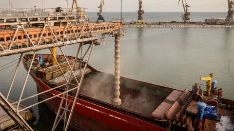 Stukgoedschip Medusa S geladen met graan, op weg naar Turkije, op de graanterminal UkrTransAgro LLC in de haven van Mariupol in Mariupol, Oekraïne, donderdag 13 januari 2022.  