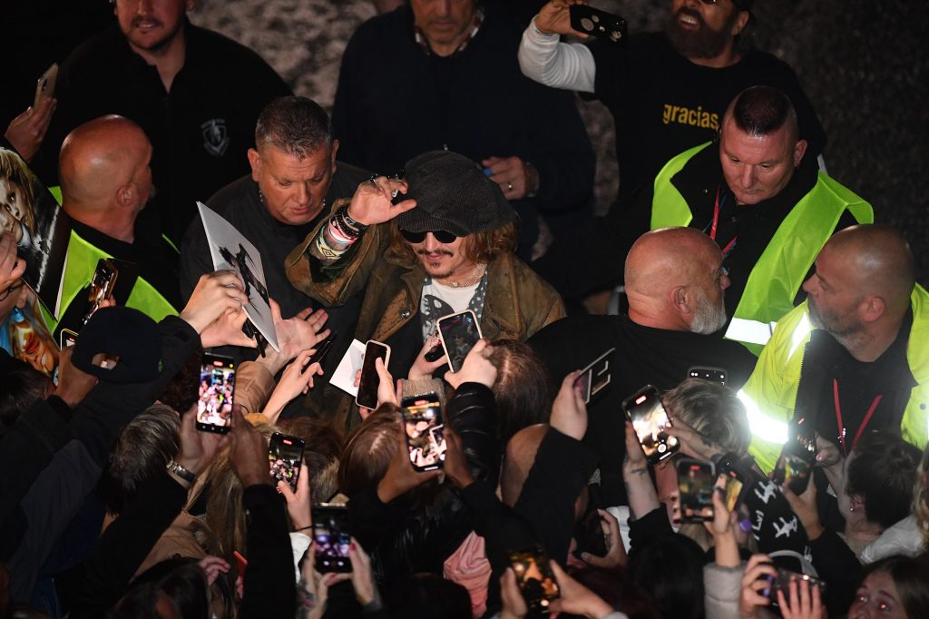Depp begroet fans buiten het podium.
