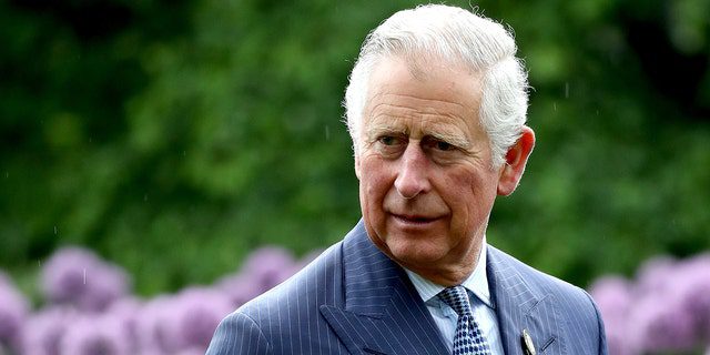 LONDEN, ENGELAND - 17 mei: Prins Charles, Prins van Wales tussen de Aluin tijdens een bezoek aan Kew Gardens op 17 mei 2017 in Londen, Engeland. 