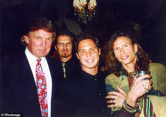 Jason Bean (tweede van rechts) afgebeeld met Donald Trump en rockster Stephen Tyler in 2008