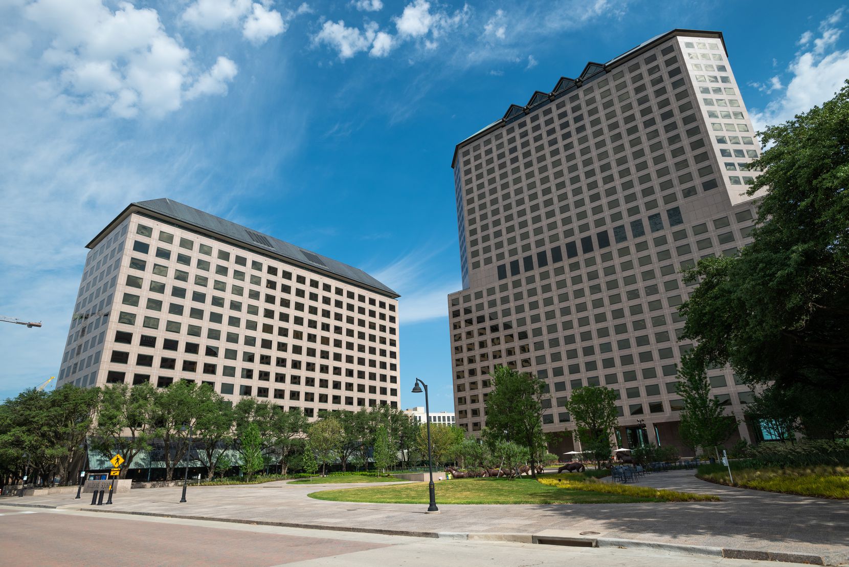 De kantoren van Caterpillar Corporation, links, bevinden zich op Williams Square in Irving.