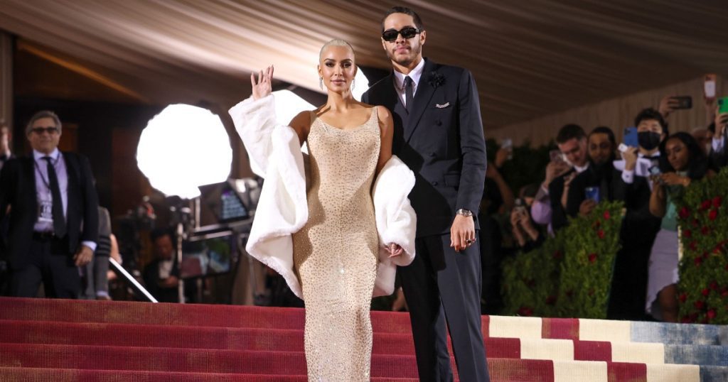 Mensen beschuldigen Kim Kardashian van het beschadigen van de jurk van Marilyn Monroe na het dragen op het Met Gala