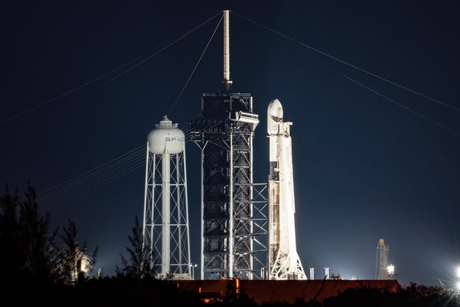 Een SpaceX Falcon 9-raket bevindt zich op platform 39A in het Kennedy Space Center, samen met de 48e batch Starlink-internetsatellieten van het bedrijf op woensdag 18 mei 2022.