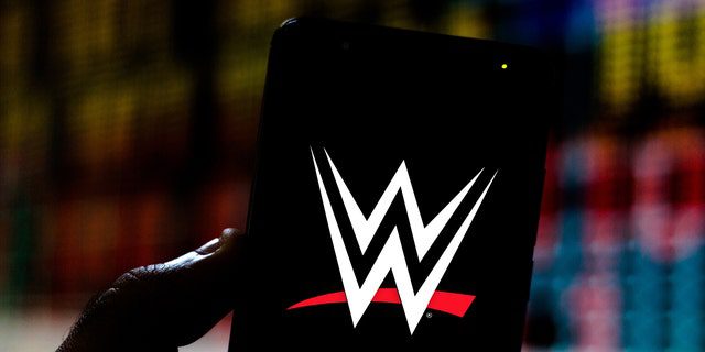 In deze infographic wordt het logo van World Wrestling Entertainment (WWE) weergegeven op een smartphone.