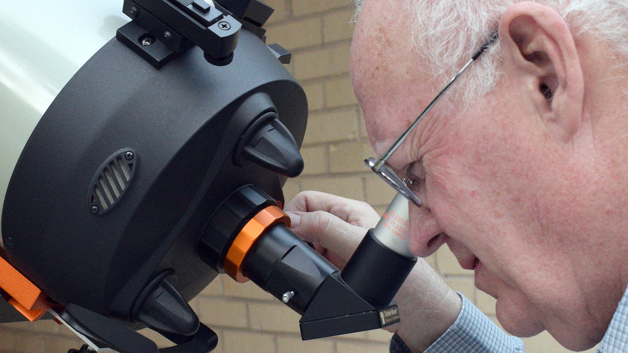 Автор смотрит в окуляр на телескопическом целестроне