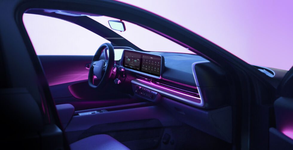 Hyundai's designtaal beschrijft het interieur als: "Cocon bewust." Het is meer gericht op de bestuurder dan de Ioniq 5. 