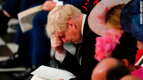 Premier Boris Johnson wordt gefotografeerd tijdens een dankgebed dat op 3 juni wordt gehouden in St Paul's Cathedral in Londen als onderdeel van de viering van het platina jubileum van de koningin.
